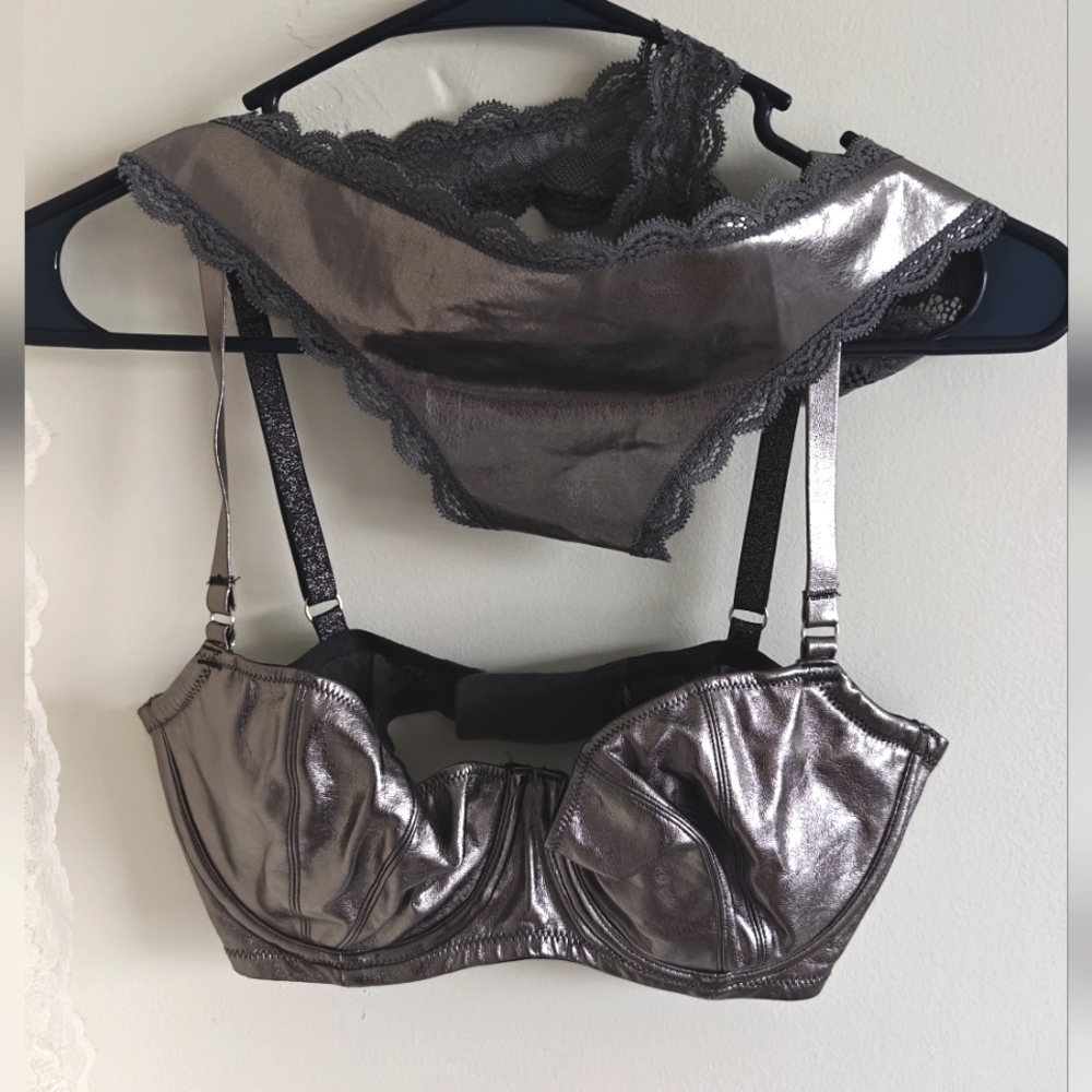 Victoria's Secret Silver Pewter Metallic Space age bra thong set 32DDD Medium